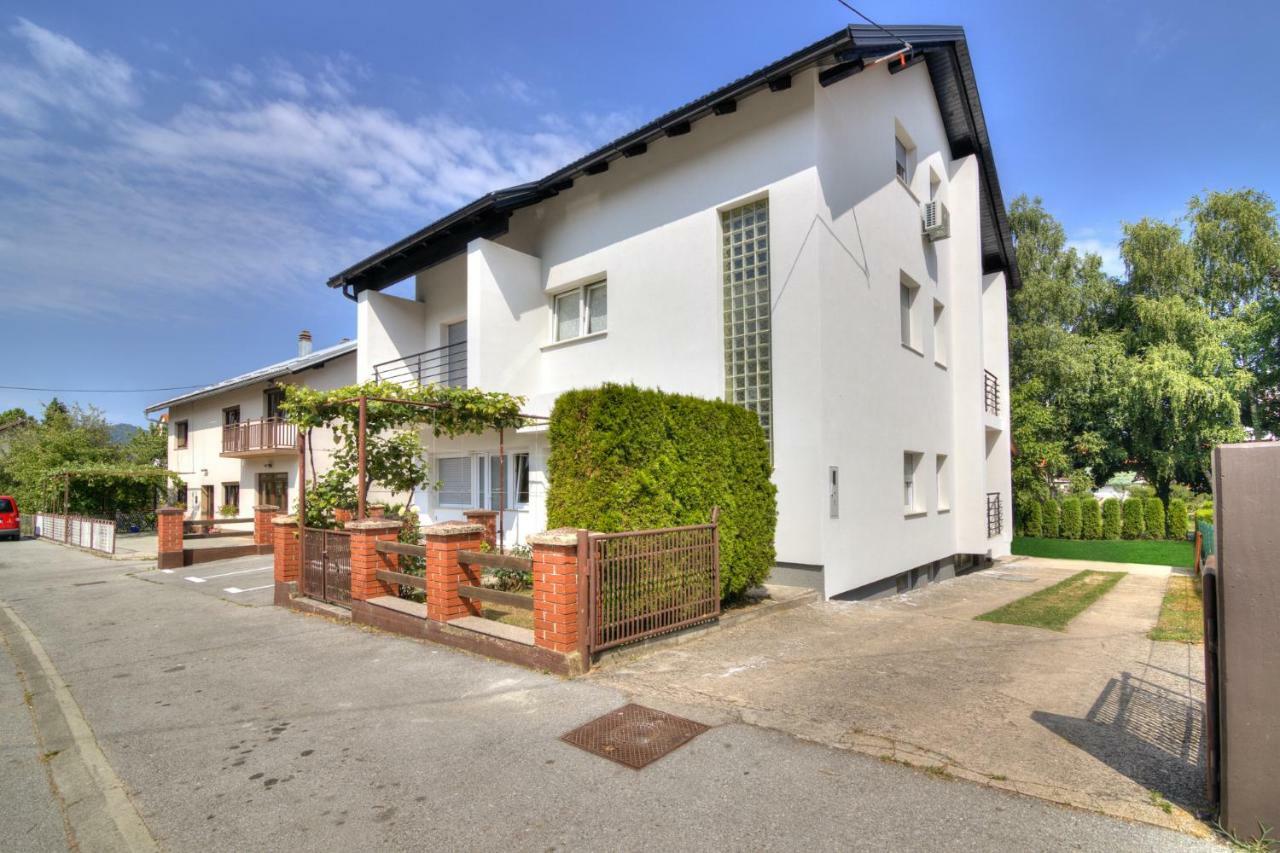House Smolcic Lägenhet Otočac Exteriör bild
